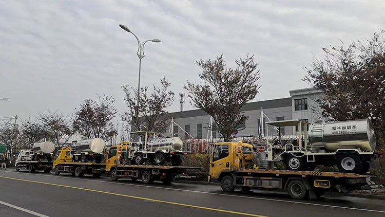 時(shí)力電動三輪犢牛加奶車和電動四輪加奶車相繼發(fā)貨